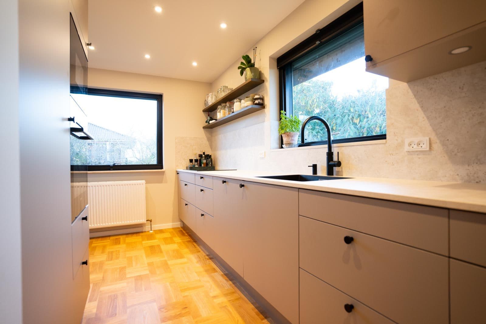 Montering af nyt køkken med